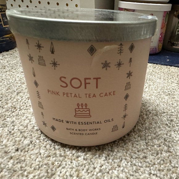 Bath and Body Works Pink Petal Tea Cake Candle 2017 - Picture 1 of 2